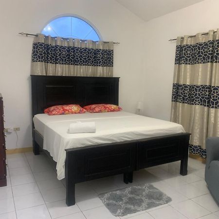 Caribbean Escape Hotell Portmore Exteriör bild
