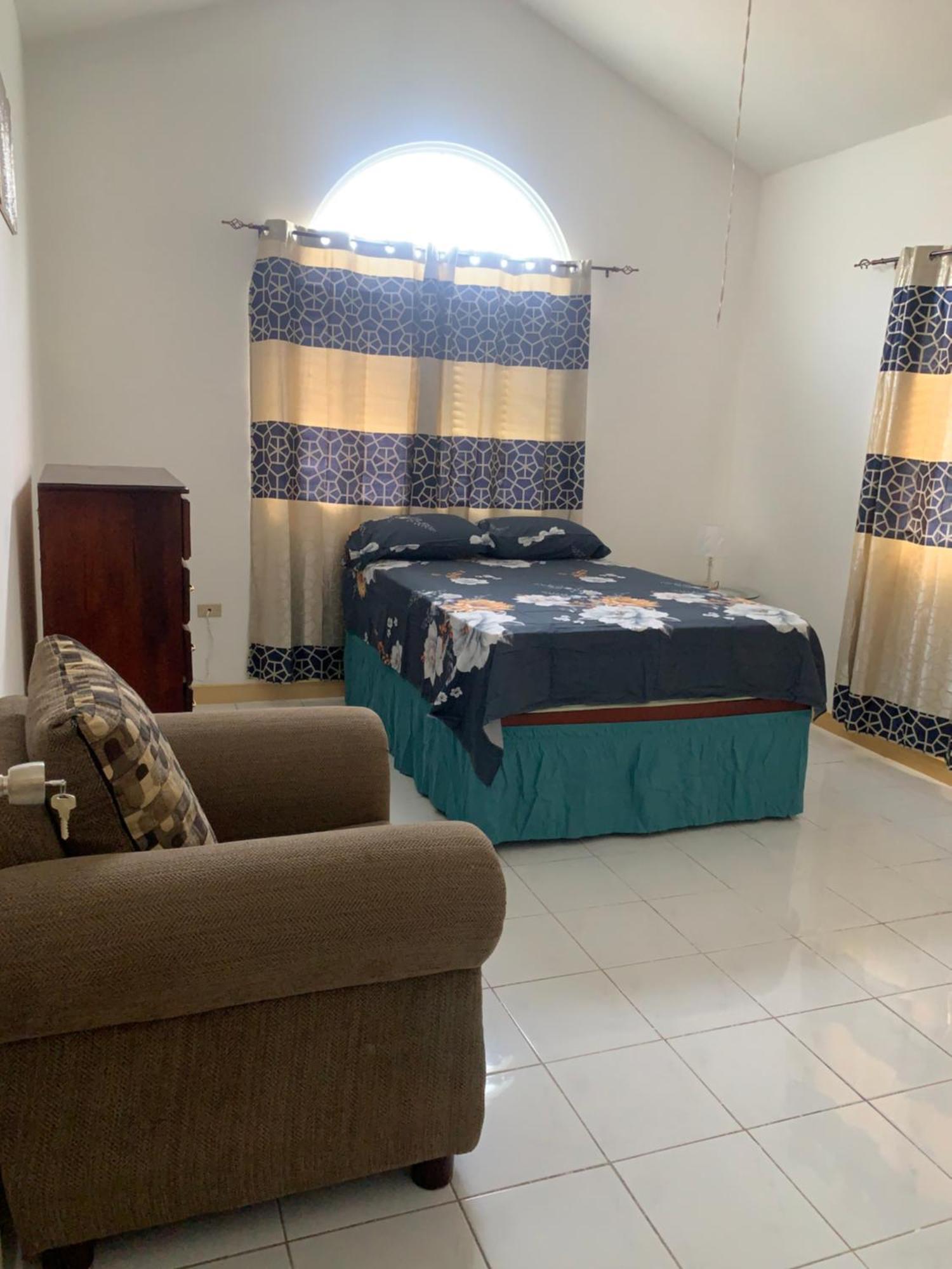 Caribbean Escape Hotell Portmore Exteriör bild