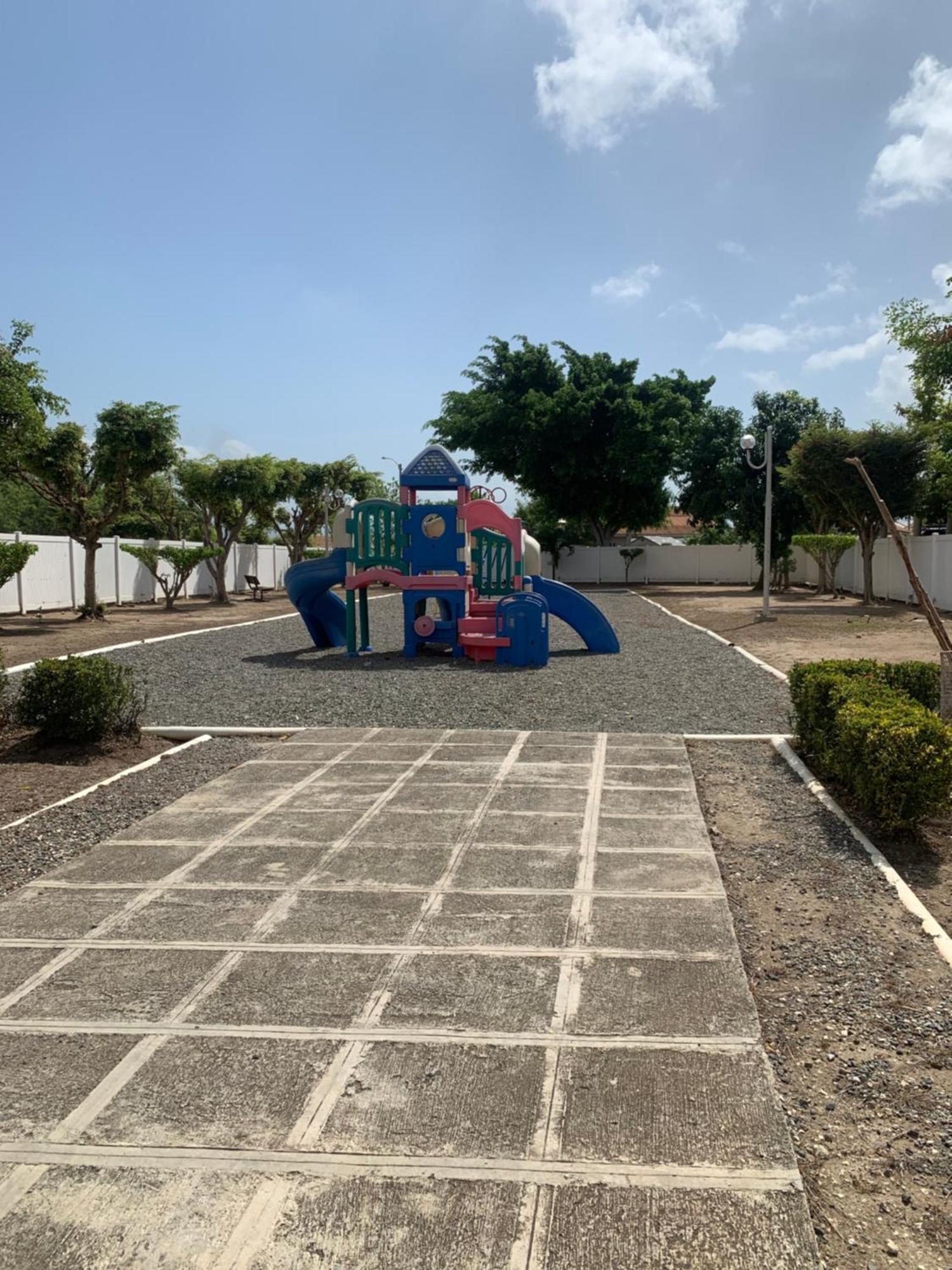 Caribbean Escape Hotell Portmore Exteriör bild