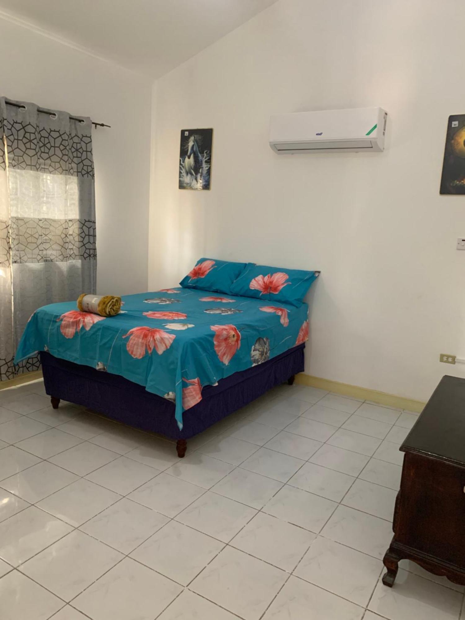 Caribbean Escape Hotell Portmore Exteriör bild